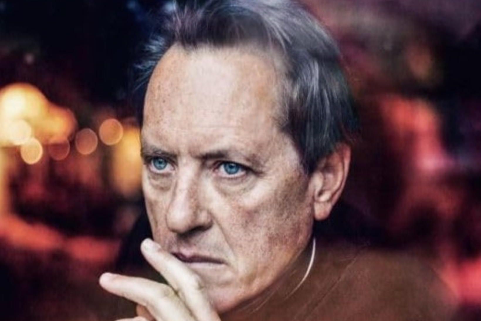 Richard E. Grant rifjaði upp erfið augnablik úr barnæsku sinni.