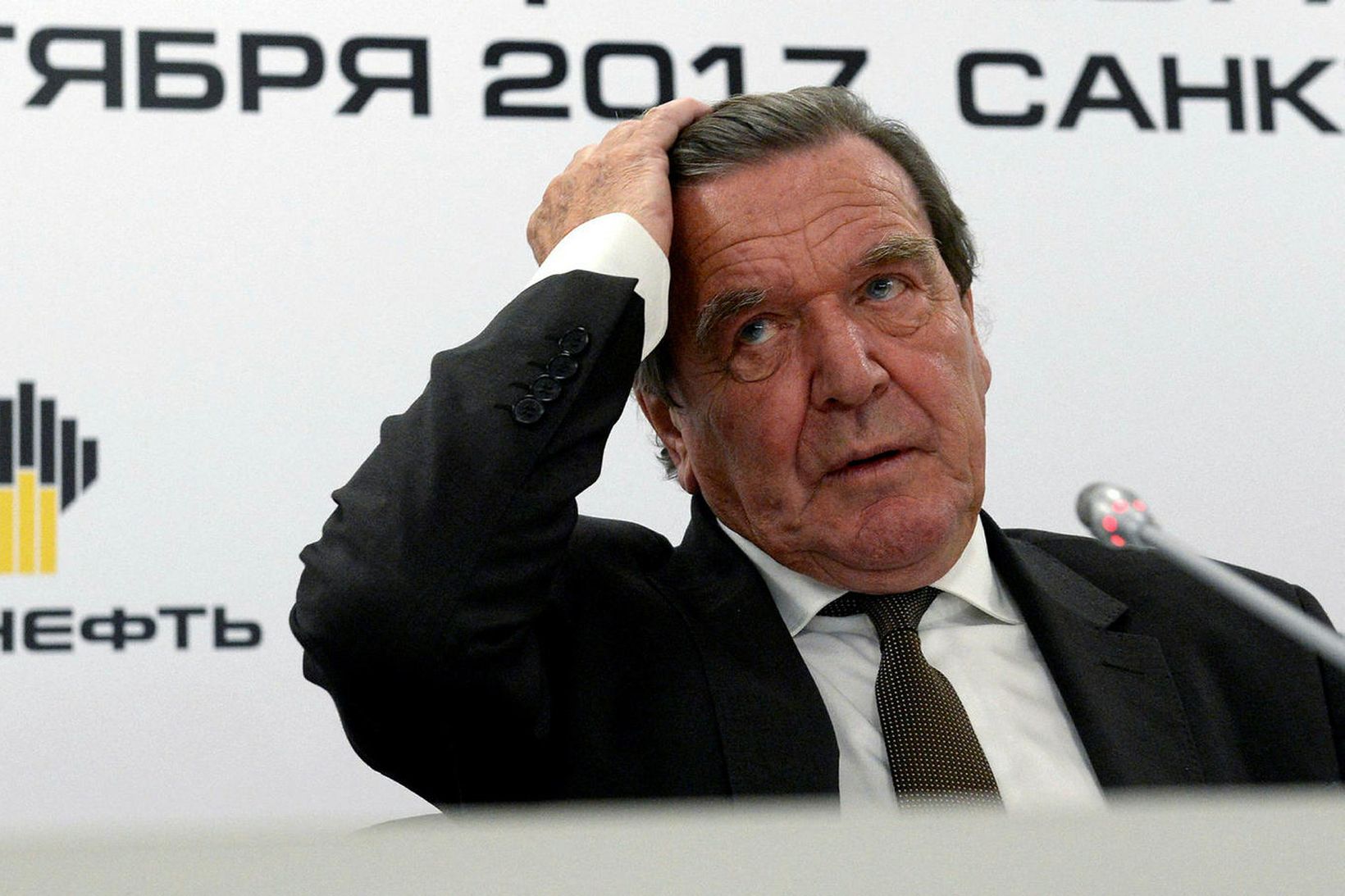 Gerhard Schröder var í dag sviptur fríðindum sem fylgdu stöðu …