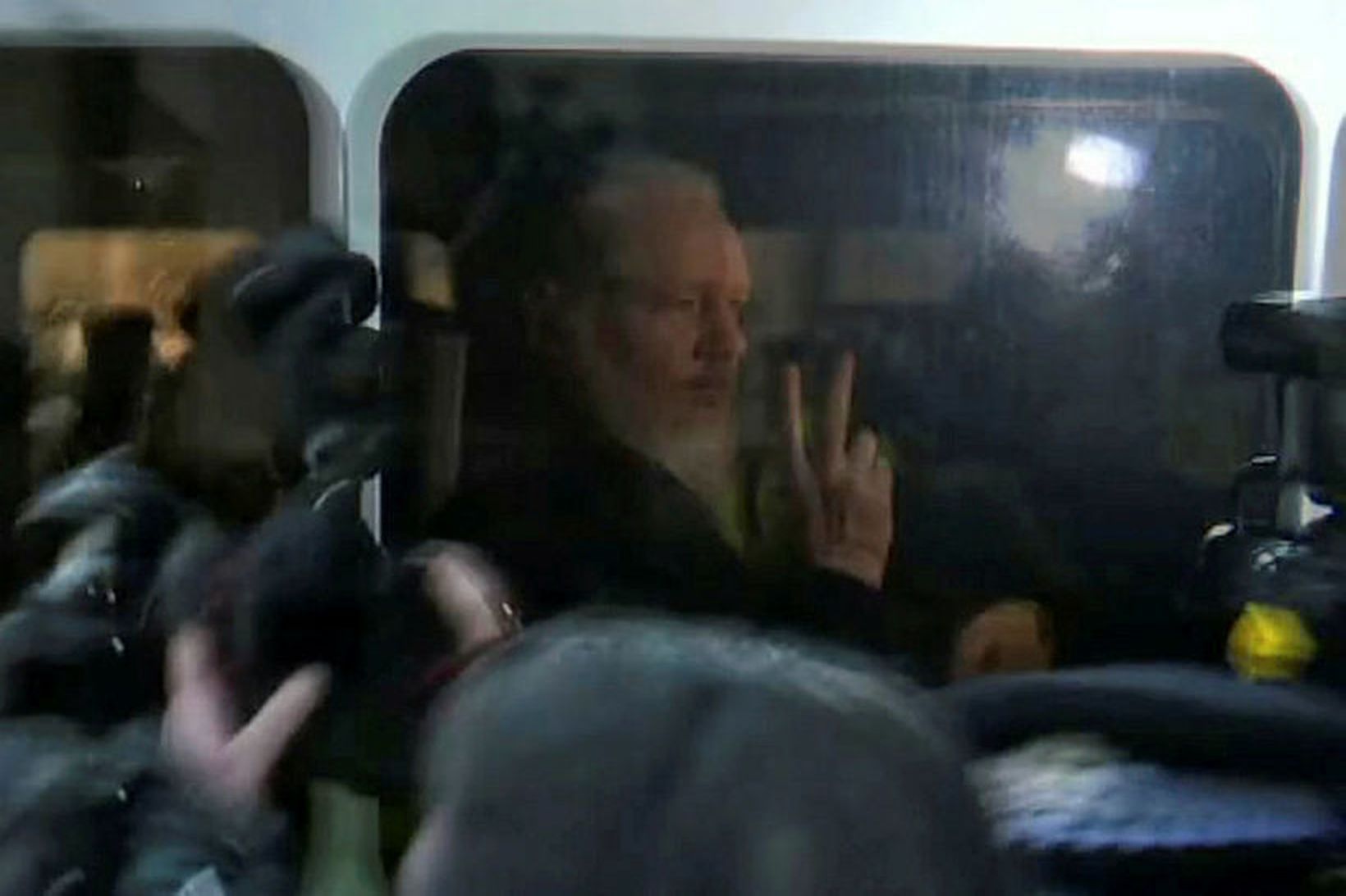 Julian Assange var handtekinn á fimmtudagsmorgun.
