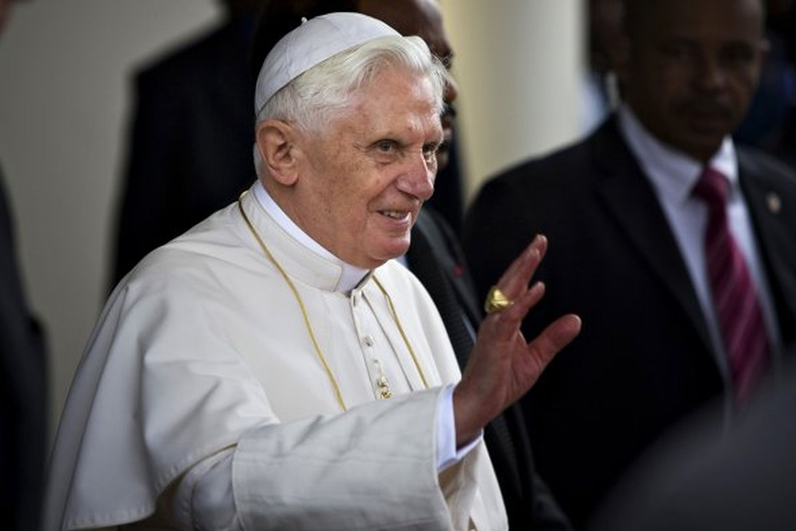 Benedikt páfi XVI þegar hann fór frá Kamerún í morgun, …