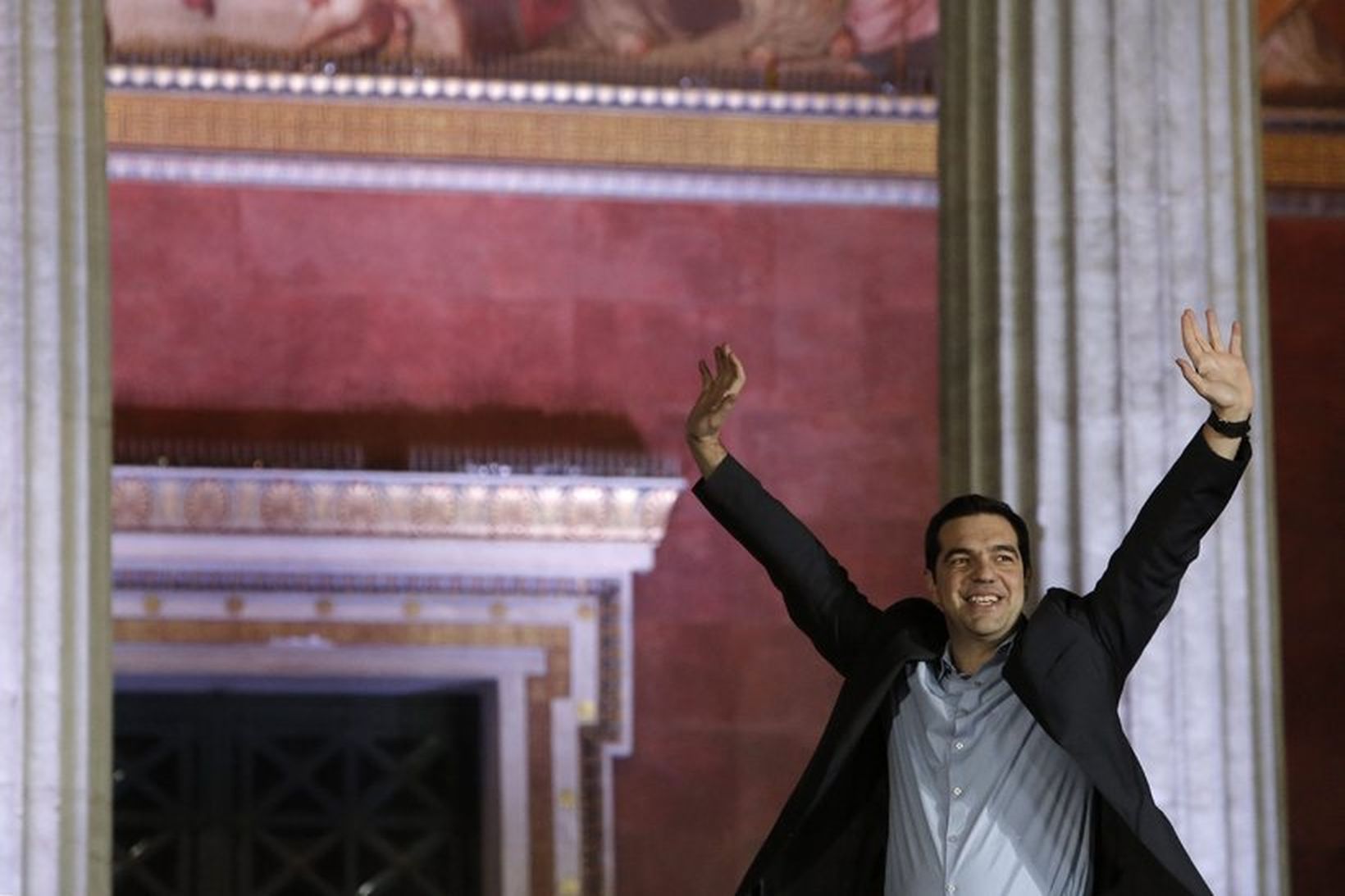 Alexis Tsipras, leiðtogi Syriza, fagnar í kvöld.
