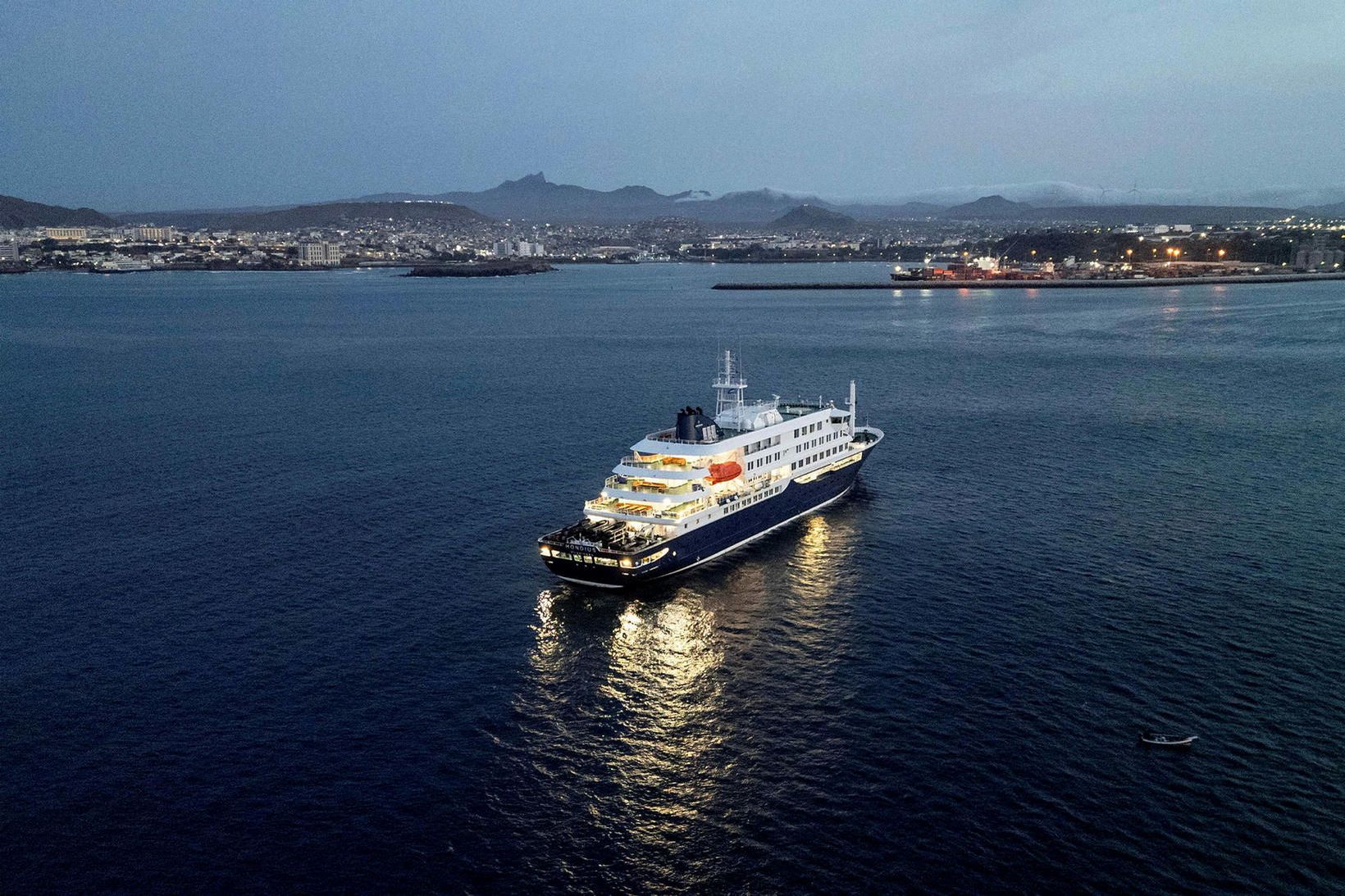 Þrír fluttir til Hollands og skipið siglir í átt að Tenerife