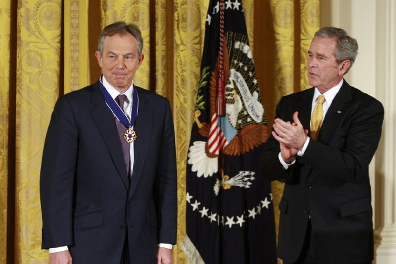George W. Bush veitir Tony Blair Frelsisorðuna.