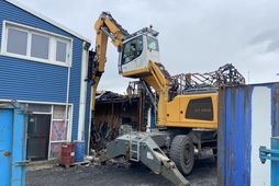 Verktaki er þessa stundina að opna þakið betur inn í húsið sem brann við Hvaleyrarbraut …