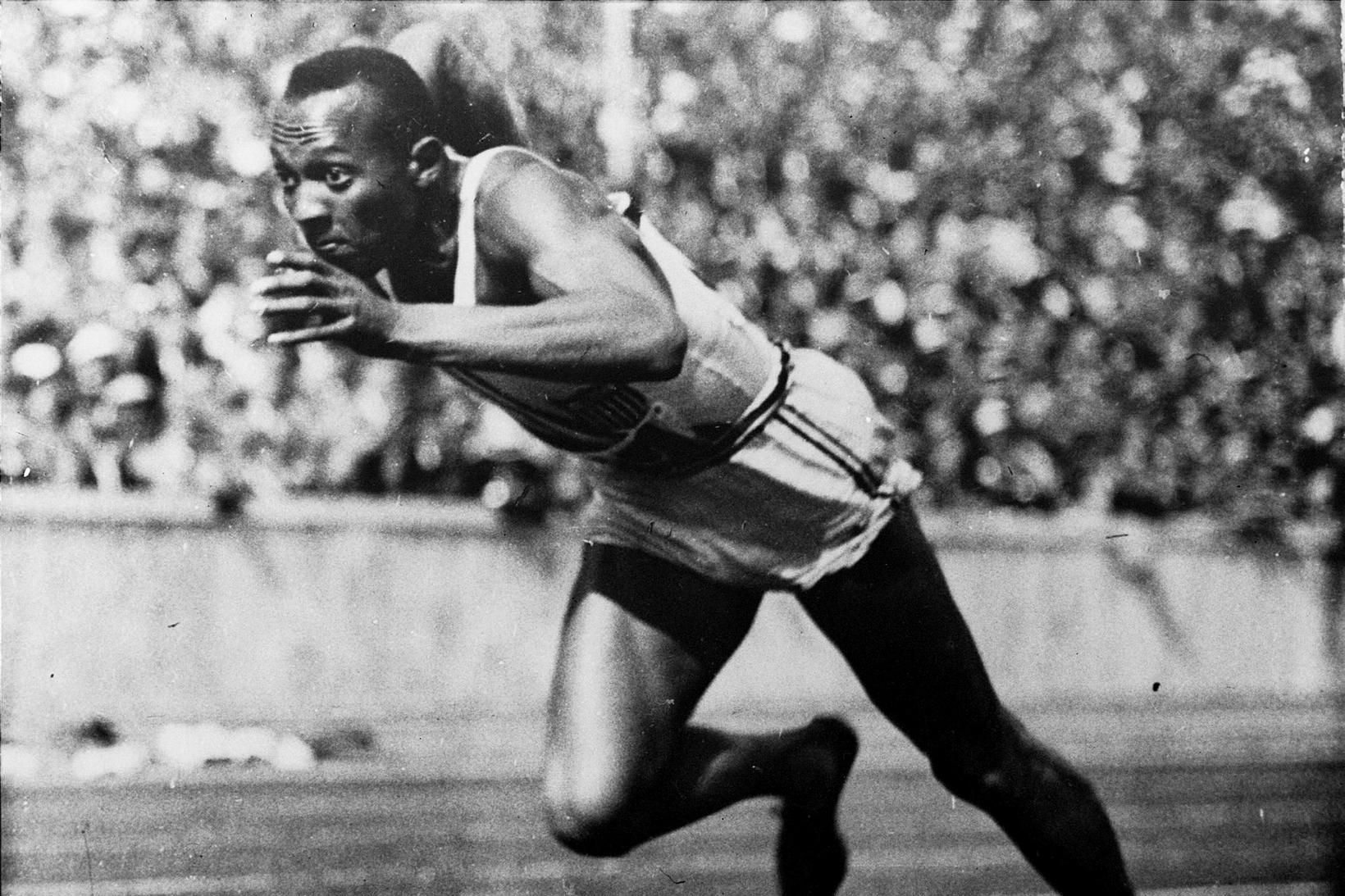 Jesse Owens í 200 metra hlaupinu á Ólympíuleikunum í Berlín.