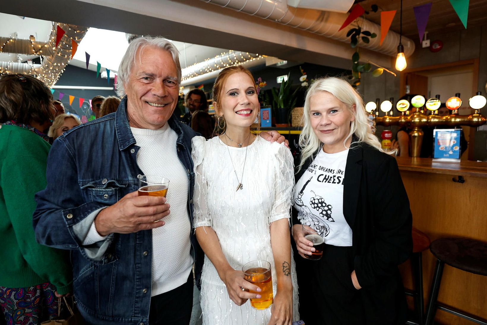 Feðginin Einar Kárason, Júlía Margrét Einarsdóttir og Kamilla Einarsdóttir. Dæturnar …