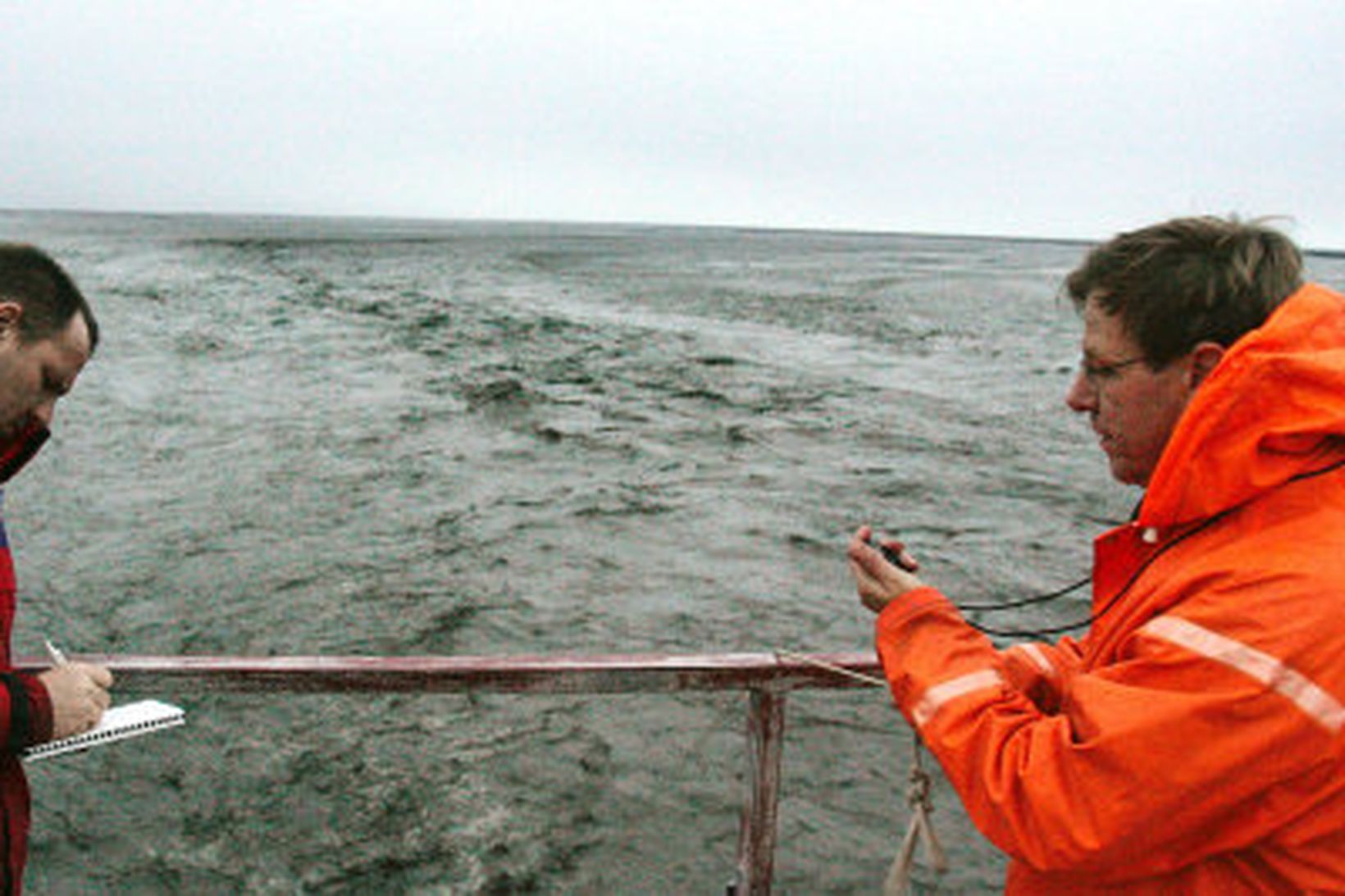 Vatnamælingamenn mæla rennsli í Skeiðará í hlaupinu 2004.