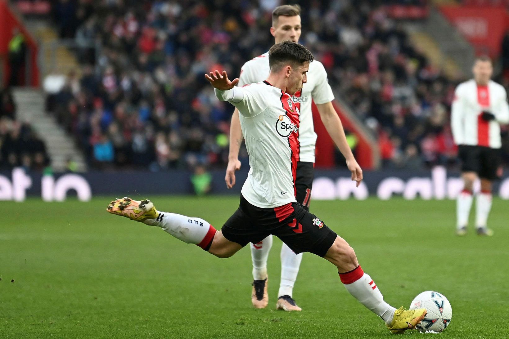 Romain Perraud setti bæði mörk Southampton.