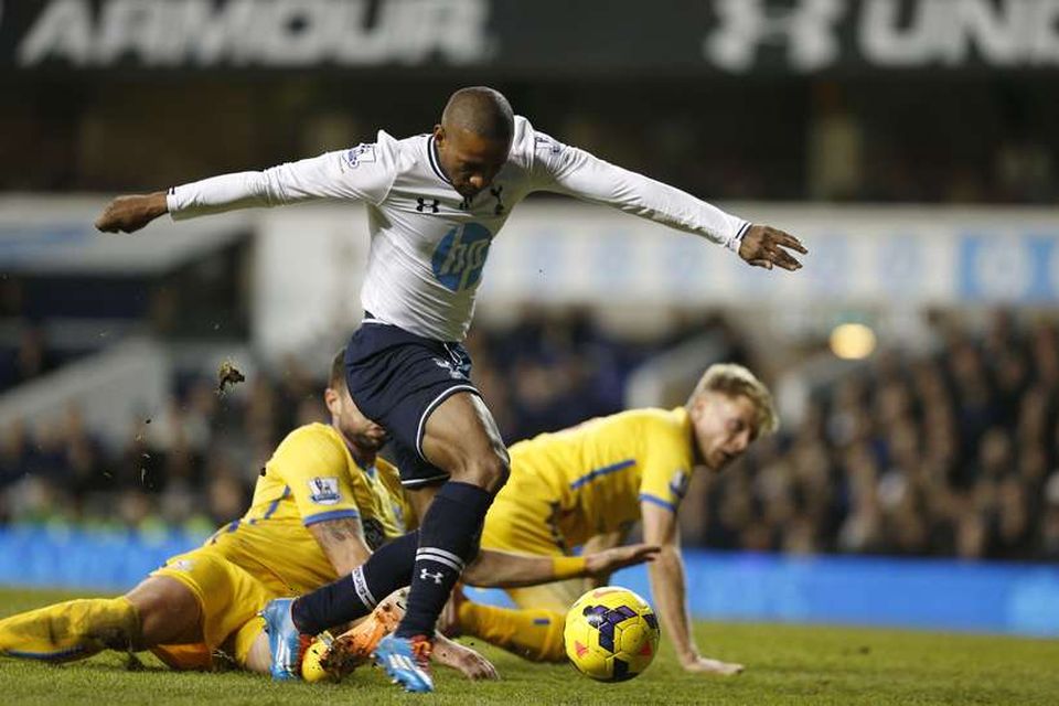 Jermain Defoe skorar annað mark Tottenham. Hann er sem kunnugt er á förum frá liðinu.