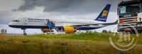 Þota Icelandair á Reykjavíkurvelli  í innanlandsflugi