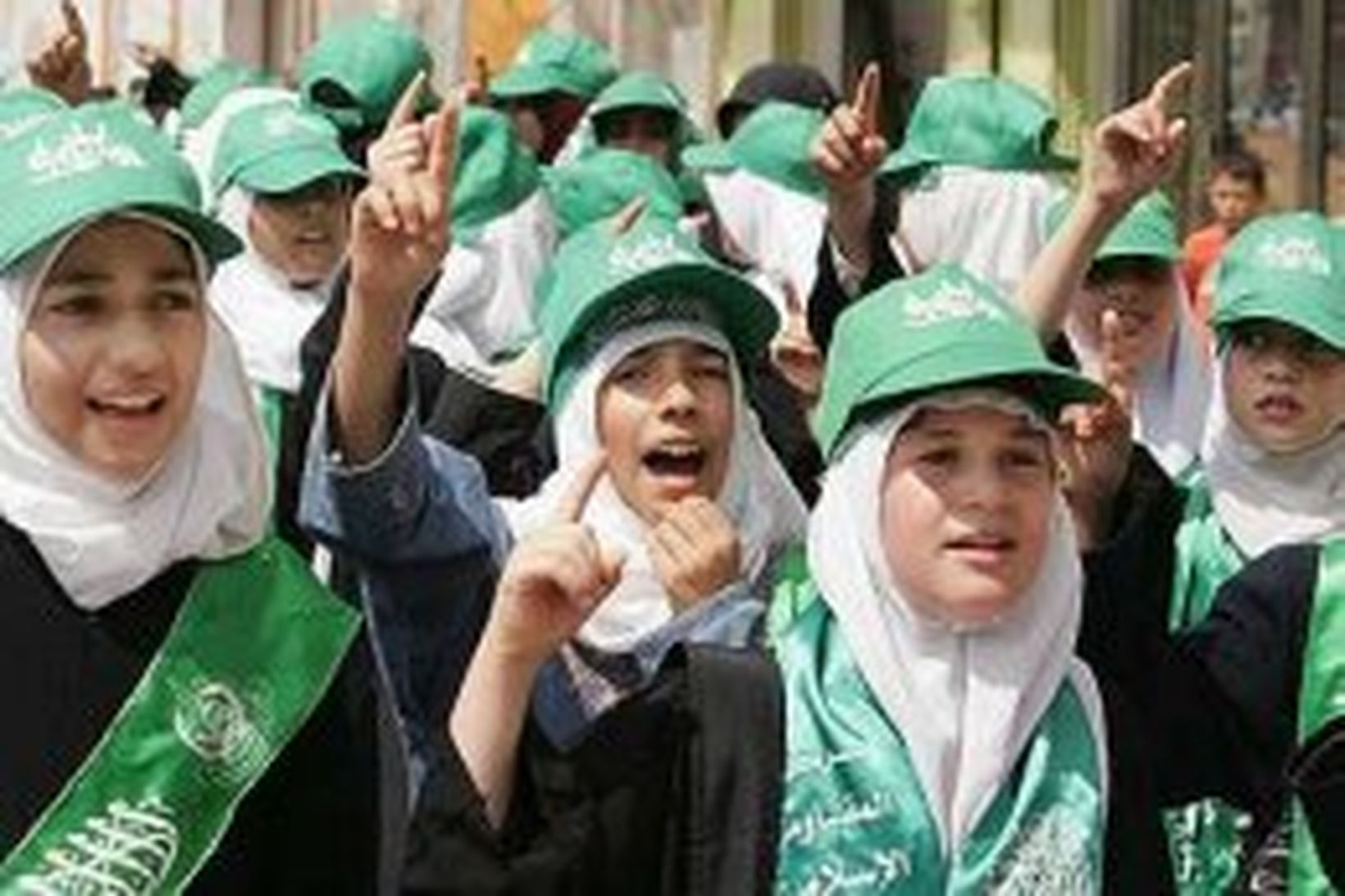 Palestínskar stúlkur með hárbönd Hamas-samtakanna krefjast lausnar palestínskra fanga úr …