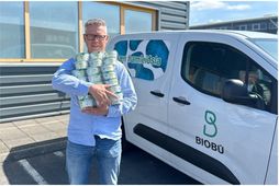 Helgi Rafn Gunnarsson, framkvæmdastjóri Biobú, með nýju grísku jógúrtina sem er með sítrónubragði.