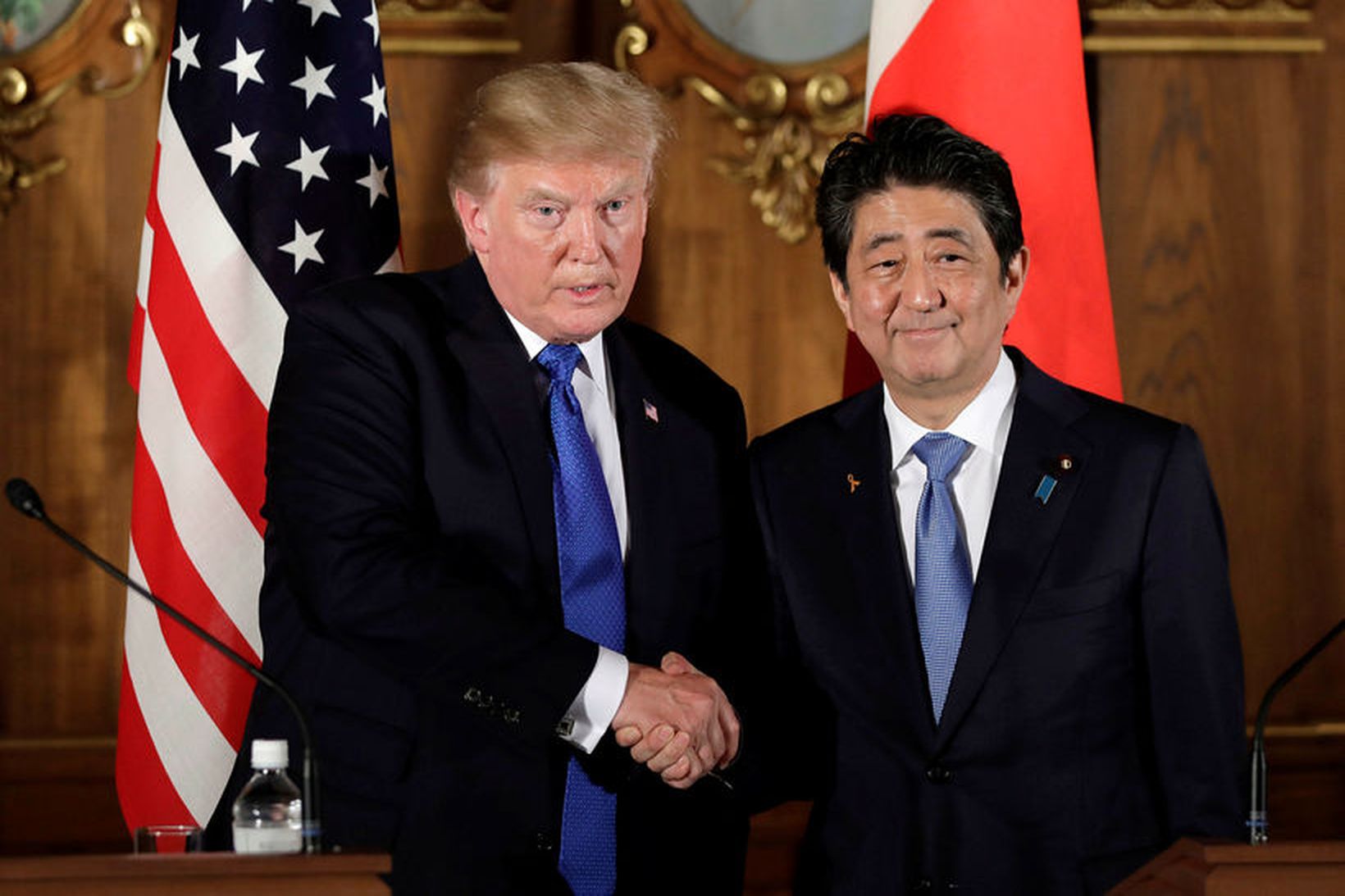 Trump og Abe á blaðamannafundinum í dag.