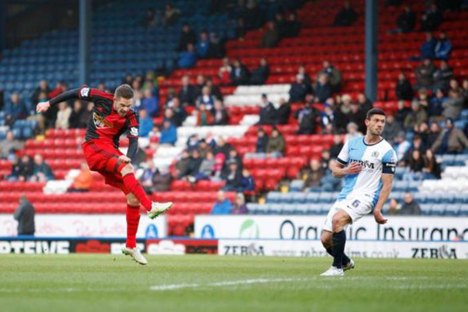 Gylfi Þór Sigurðsson þrumar boltanum í mark Blackburn í leiknum …