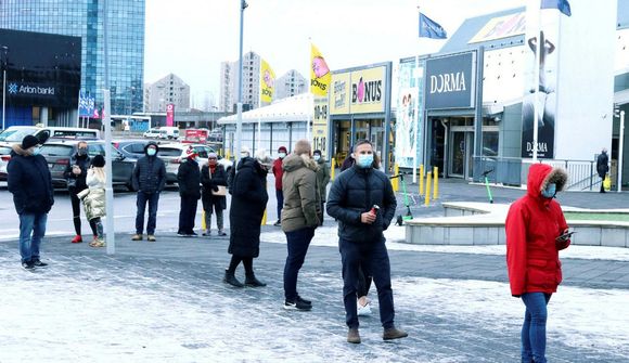 Viðskiptavinum gert að bíða í röð utandyra