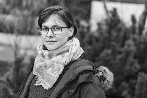 Gestir segir frá viðskiptafræðingnum Unni sem fær óvænta heimsókn frá læðunni Edit. Í kjölfarið fer …