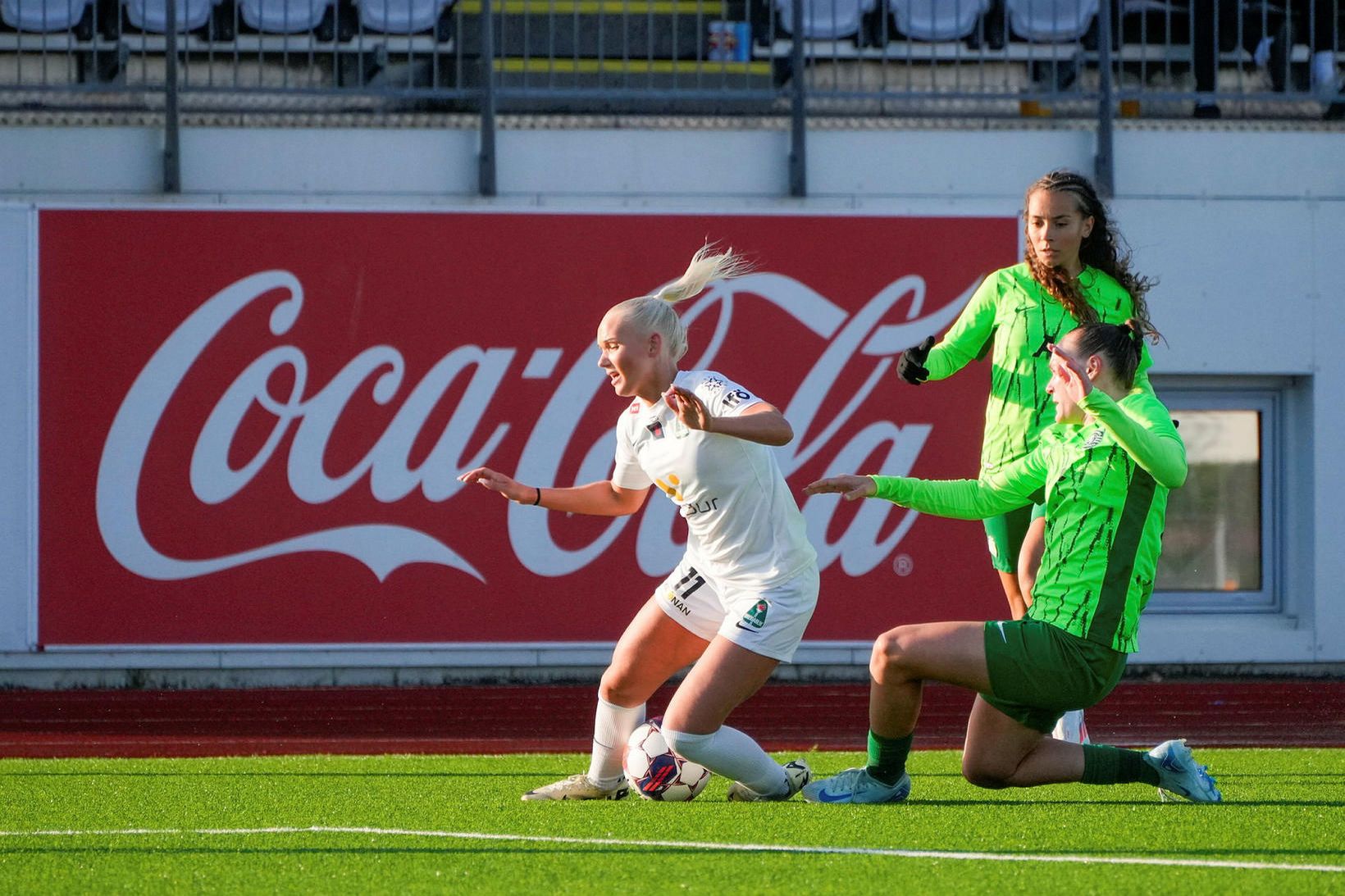 Andrea Rut Bjarnadóttir með tvo varnarmenn Sporting á eftir sér.