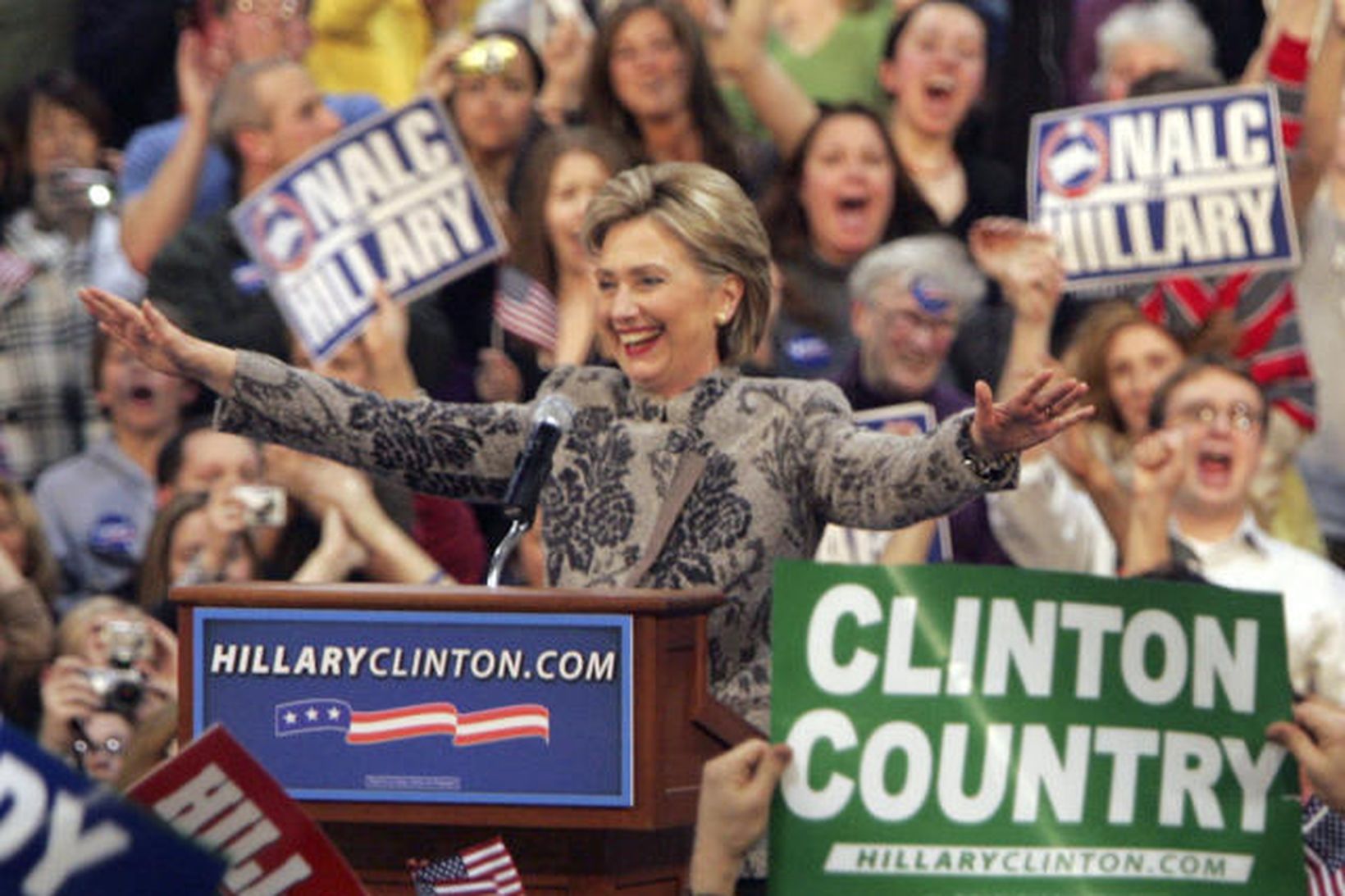 Hillary Clinton fagnar sigri í New Hampshire í nótt