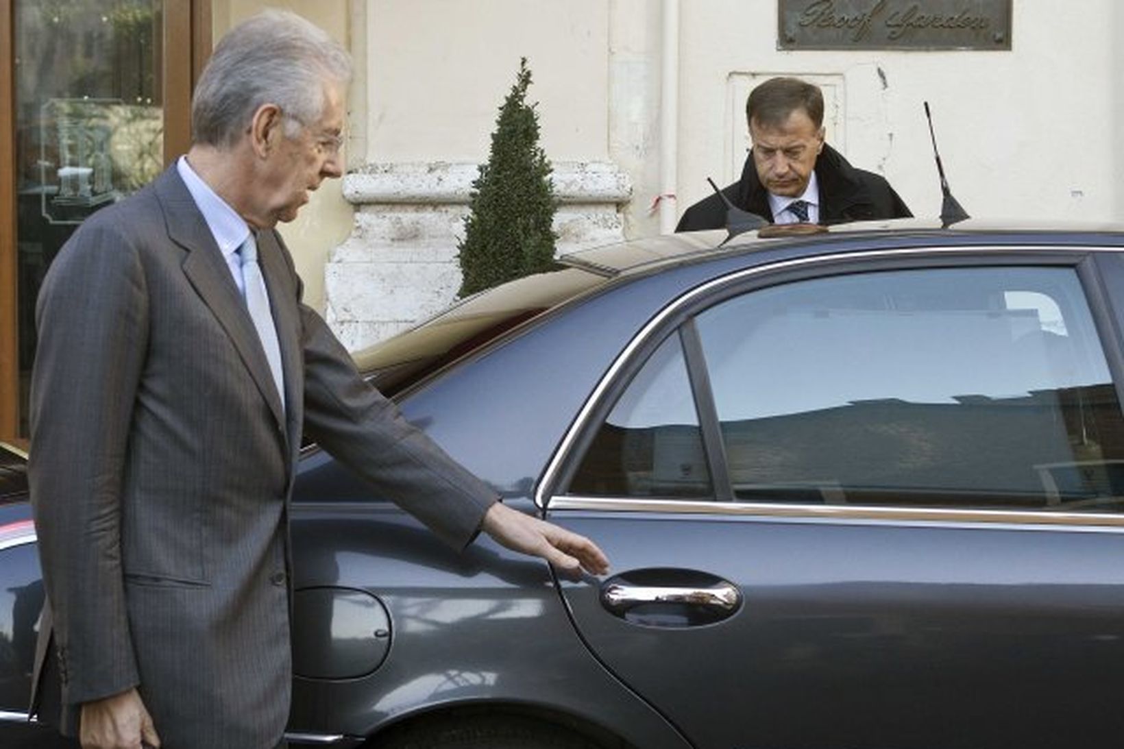 Mario Monti er fyrrverandi framkvæmdastjóri ESB og hagfræðiprófessor.