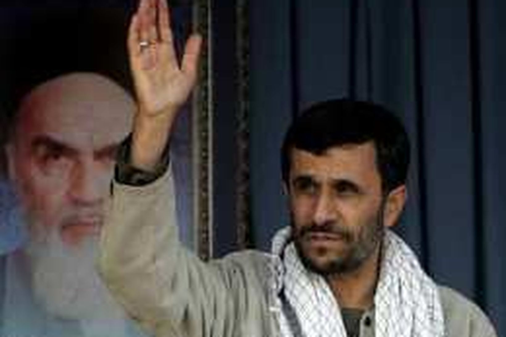 Mahmoud Ahmadinejad Íransforseti við mynd af ajatollah Khomeini í nóvember …