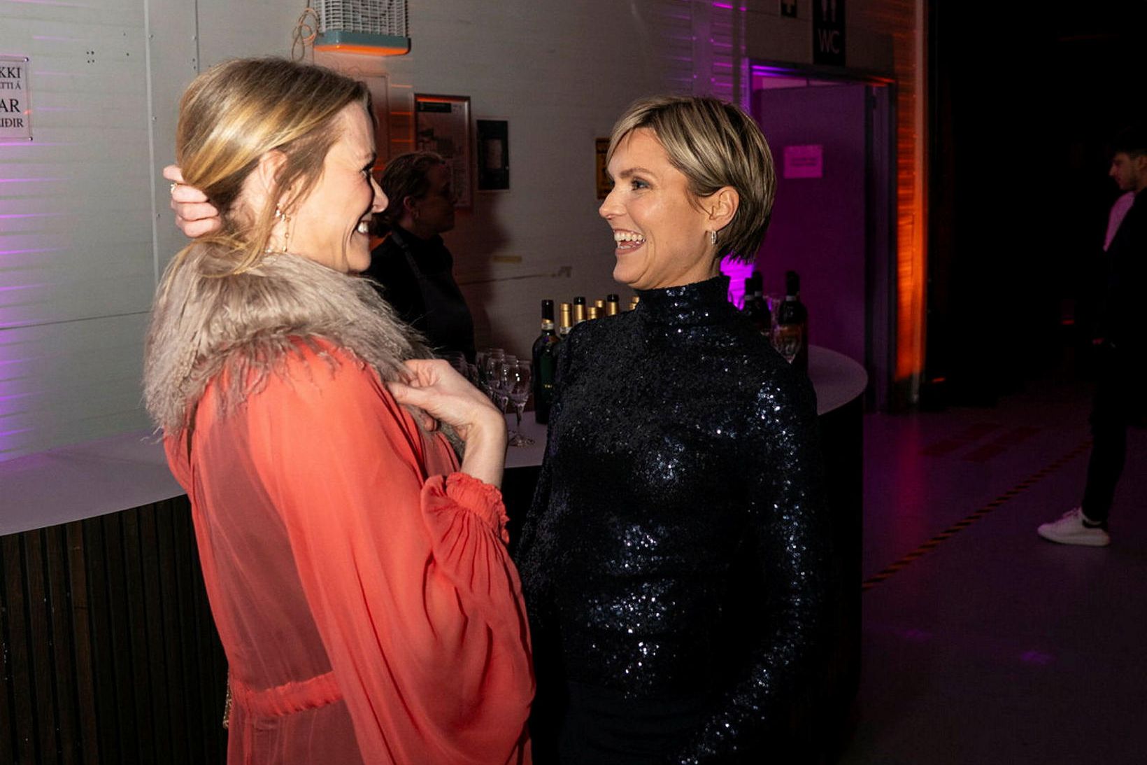 Katrín Júlíusdóttir og Kristrún Frostadóttir formaður Samfylkingarinnar voru óborganlega hressar.