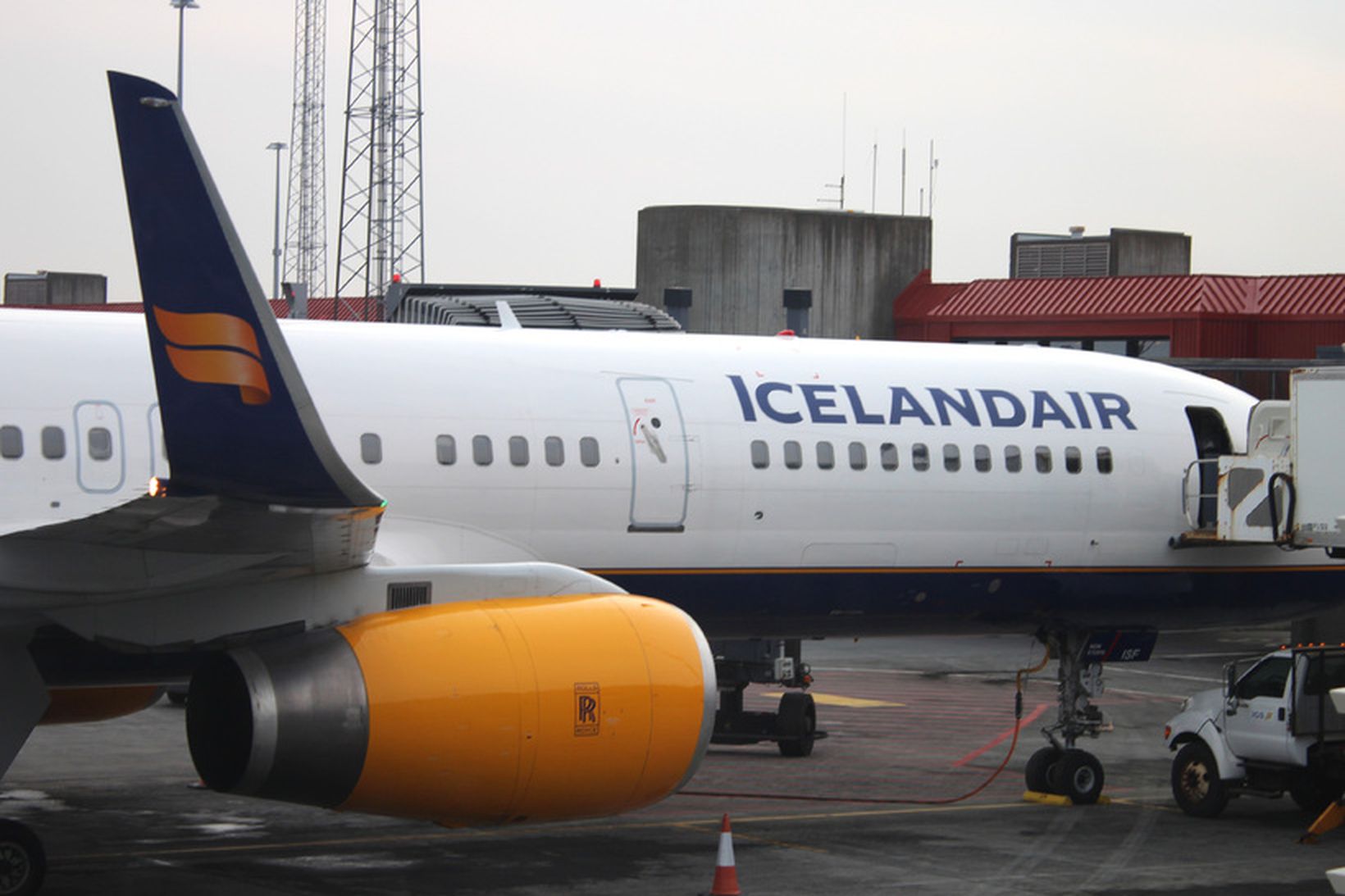 Icelandair-þota á Keflavíkurflugvelli.