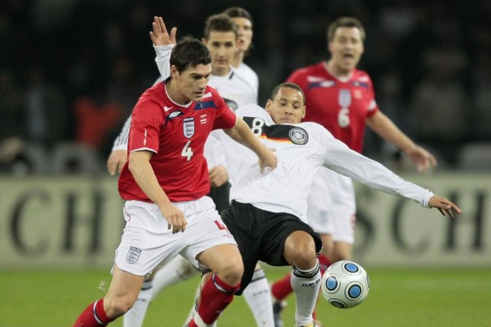 Gareth Barry í baráttu við Jermaine Jones í Berlín í …