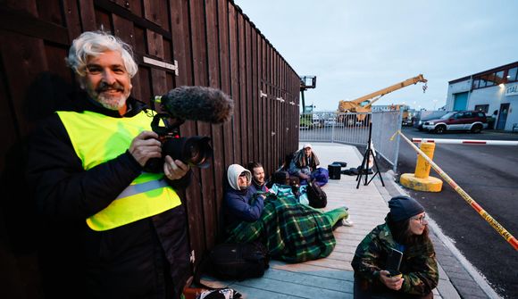 Stuðningsfólk eyddi nóttinni við bryggjuna