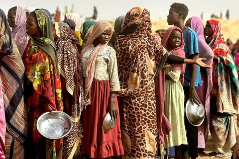 Fólk á flótta bíður eftir matarskammti í bænum Tawila í hinu stríðshrjáða Darfur-héraði í vesturhluta …