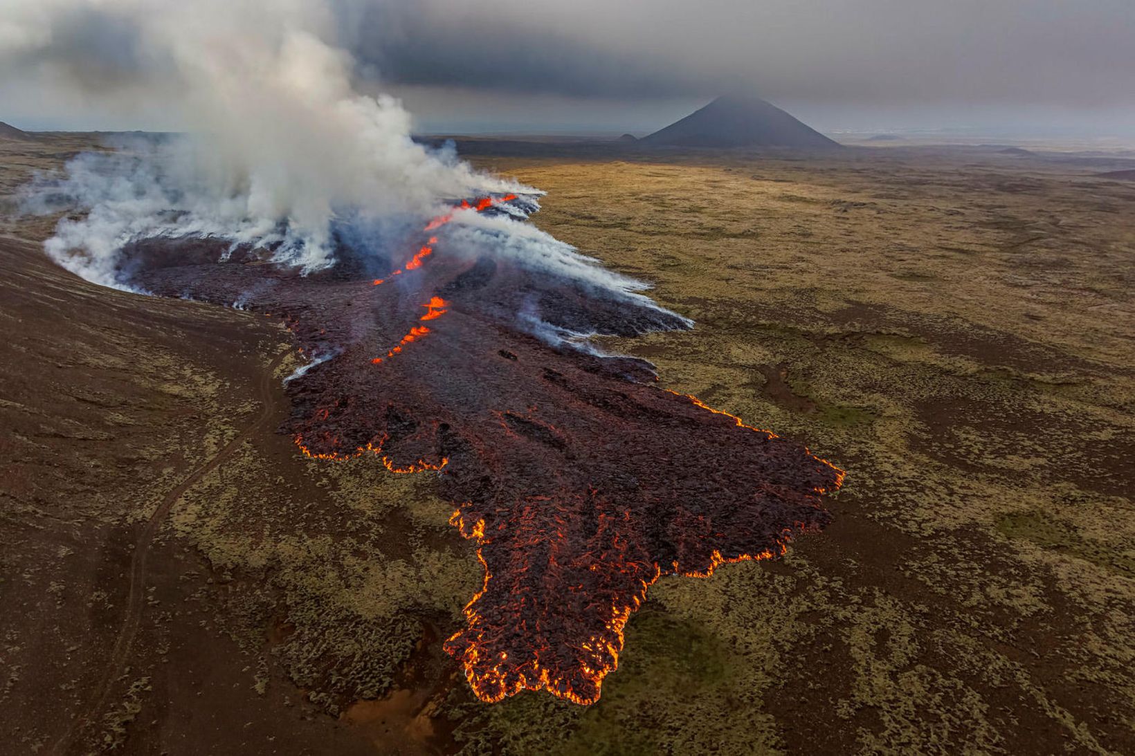 Unnið er að því að slökkva elda sem hafa kviknað …