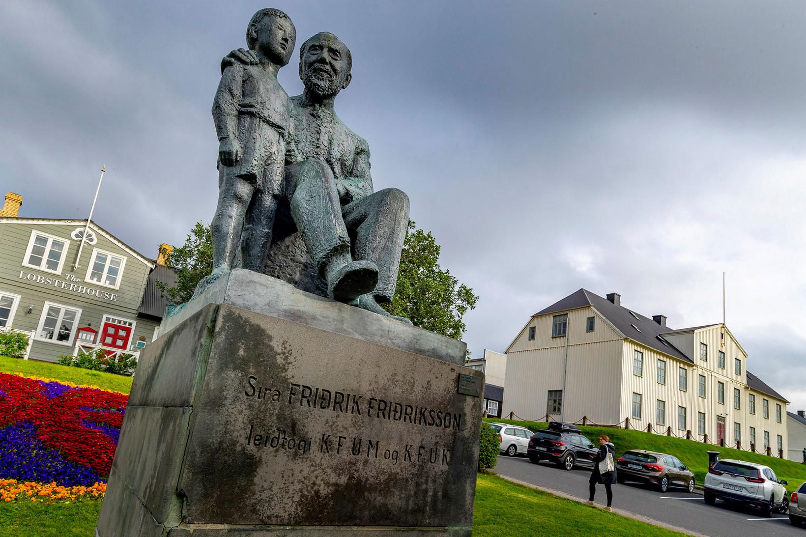 Stytta af séra Friðrik Friðrikssyni við Lækjargötu í Reykjavík.