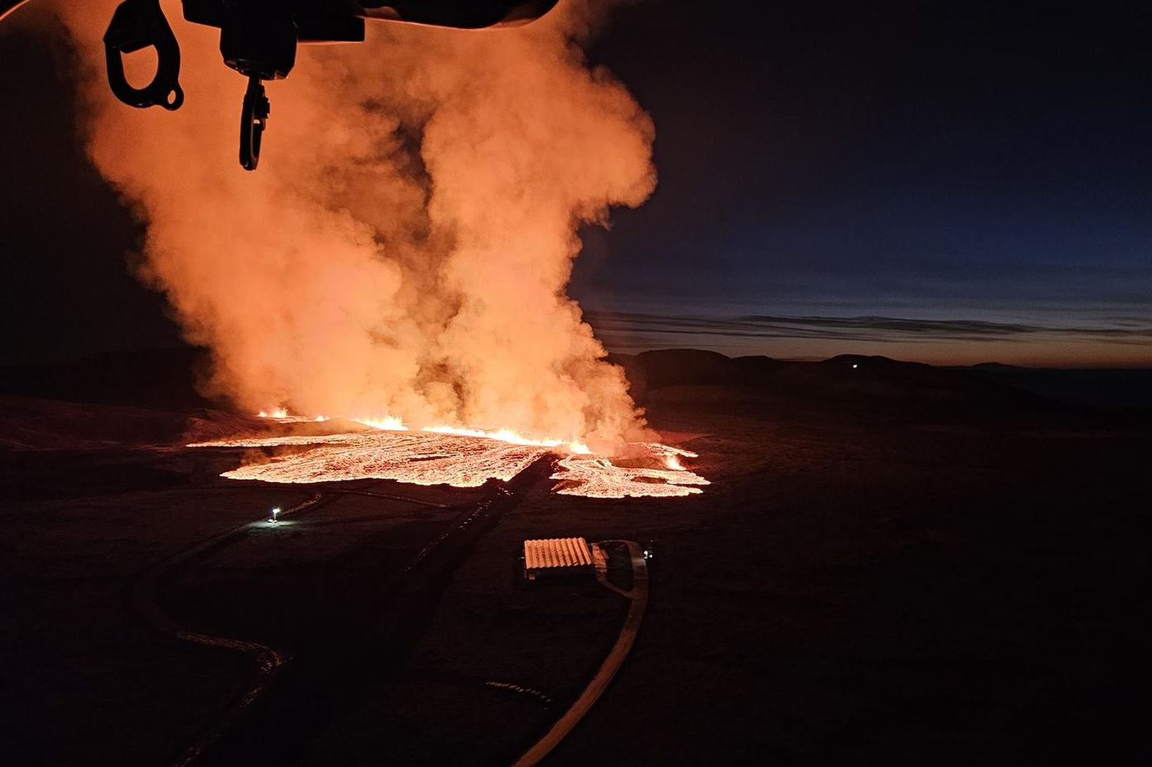 Flogið yfir gosstöðvarnar í morgun með Gæslunni. Á myndinni sést …