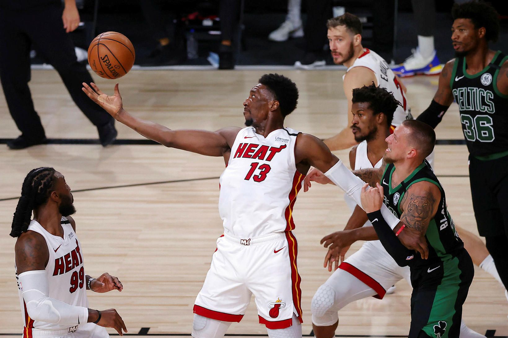 Bam Adebayo leikmaður Miami Heat teygir sig eftir boltanum í …