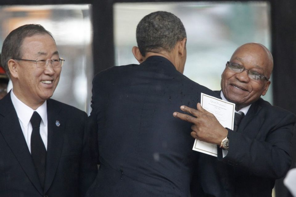 Barack Obama Bandaríkjaforseti faðmar foresta Suður-Afríku, Jacob Zuma. Lengst til vinstri er framkvæmdastjóri Sameinuðu þjóðanna, …