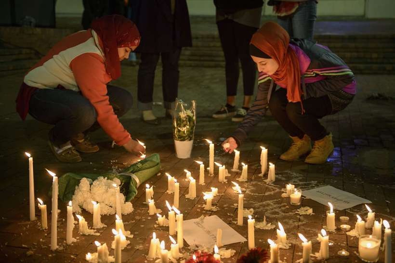 Fólk minntist fórnarlambanna í Chapel Hill í gærkvöldi.