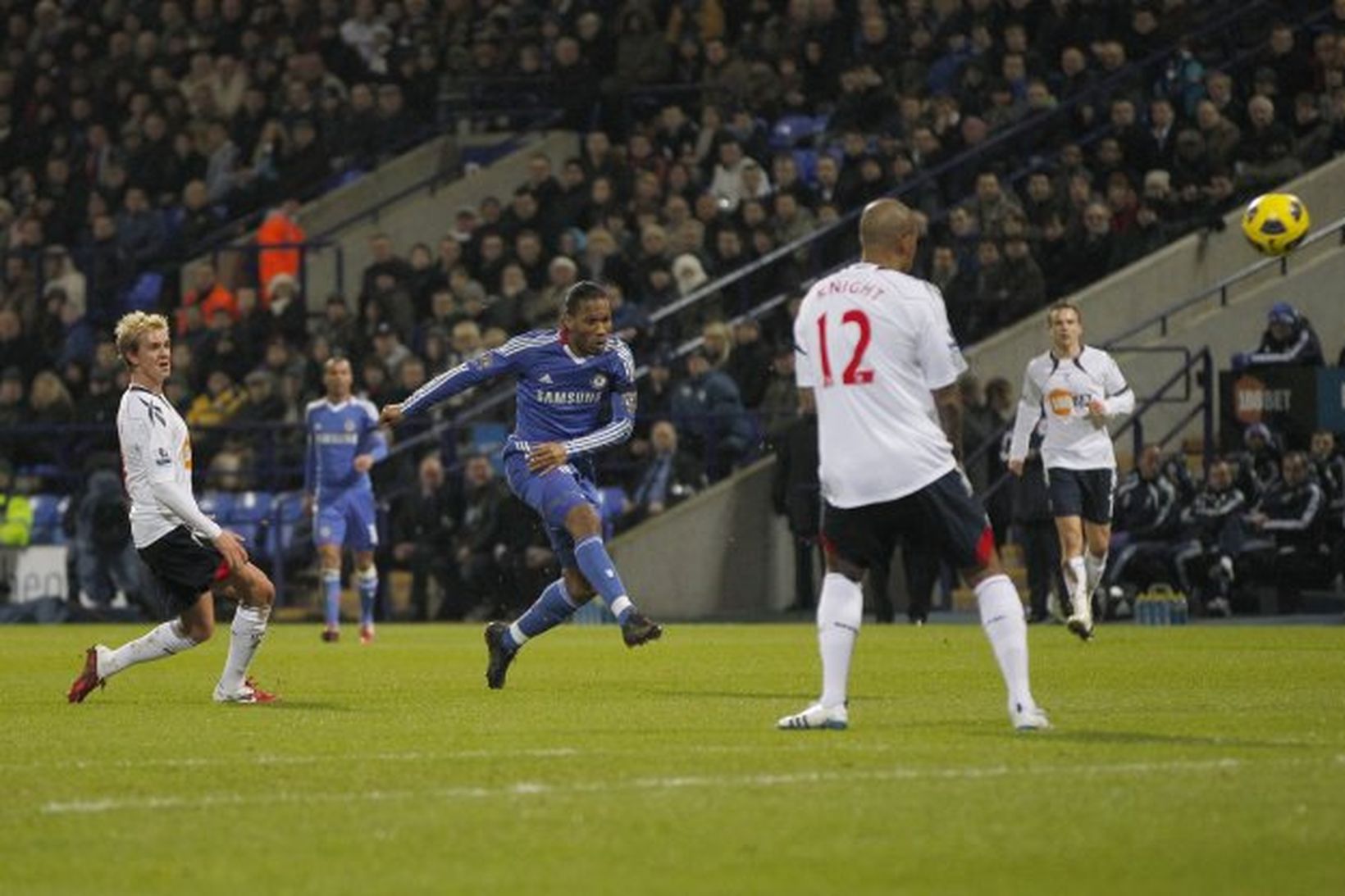 Didier Drogba er hér að koma Chelsea yfir með þrumufleyg.