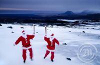 Jólasveinar á leið til byggða með blys í hendi