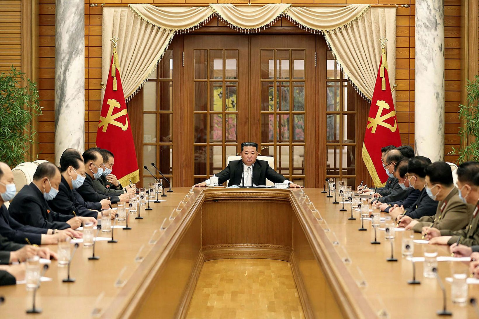 Kim Jong-Un á fundi vegna ástandsins fyrir nokkrum dögum. Hann …