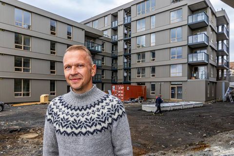 Svanur Karl Grjetarsson, forstjóri byggingafélagsins MótX, við Hringhamar í Hafnarfirði.