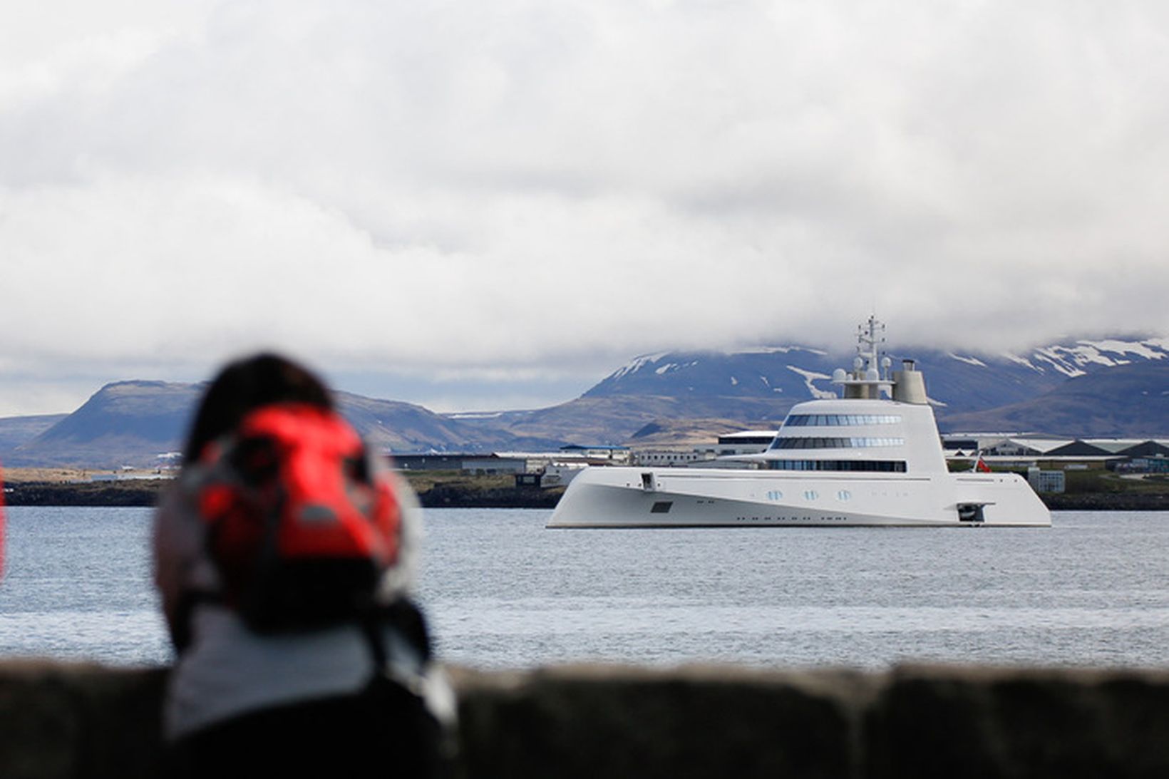 Áhugasamir vegfarendur um snekkjuna í Reykjavík.