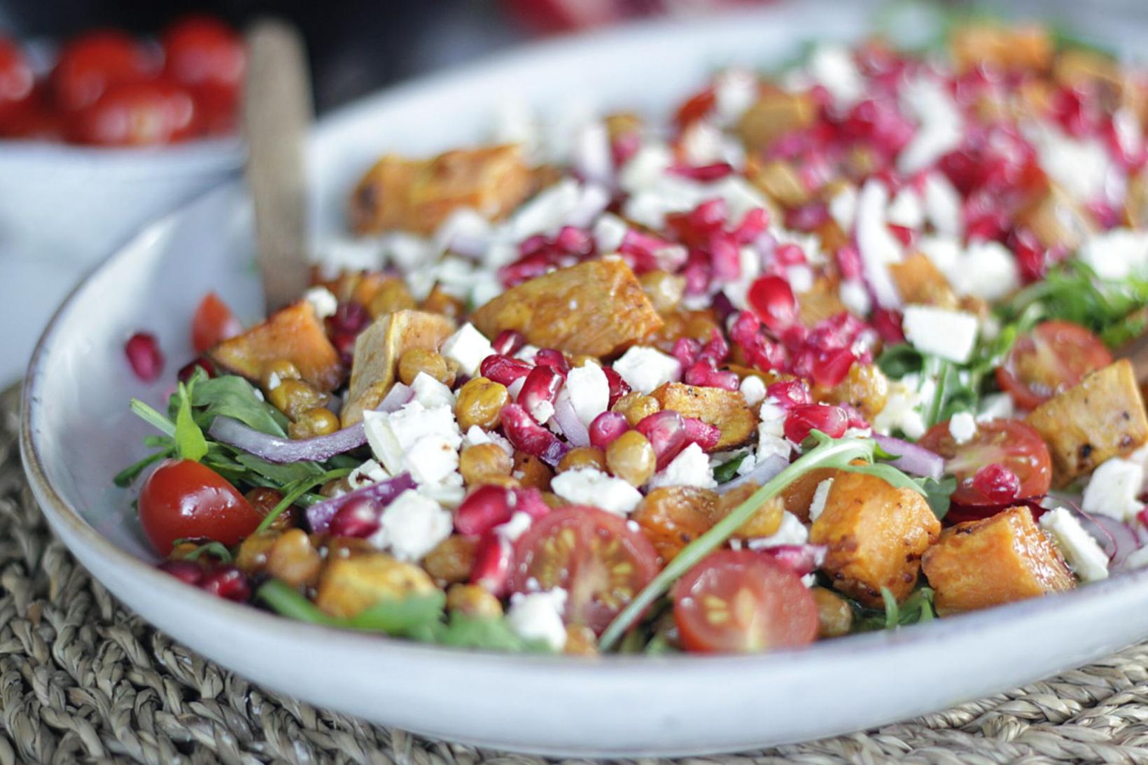 Dásamlegt sætkartöflusalat með ostakubb og granatepli