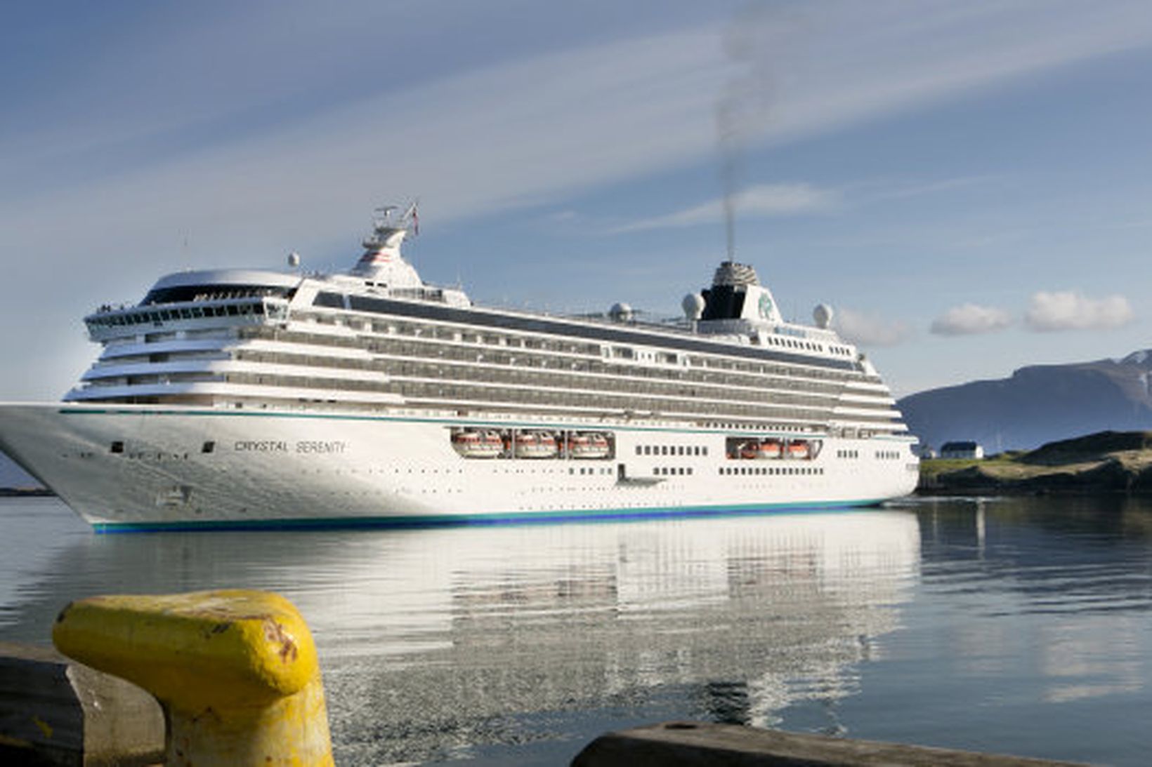 Fyrsta skemmtiferðaskip sumarsins, Crystal Serenity, lagði að höfn í Reykjavík …