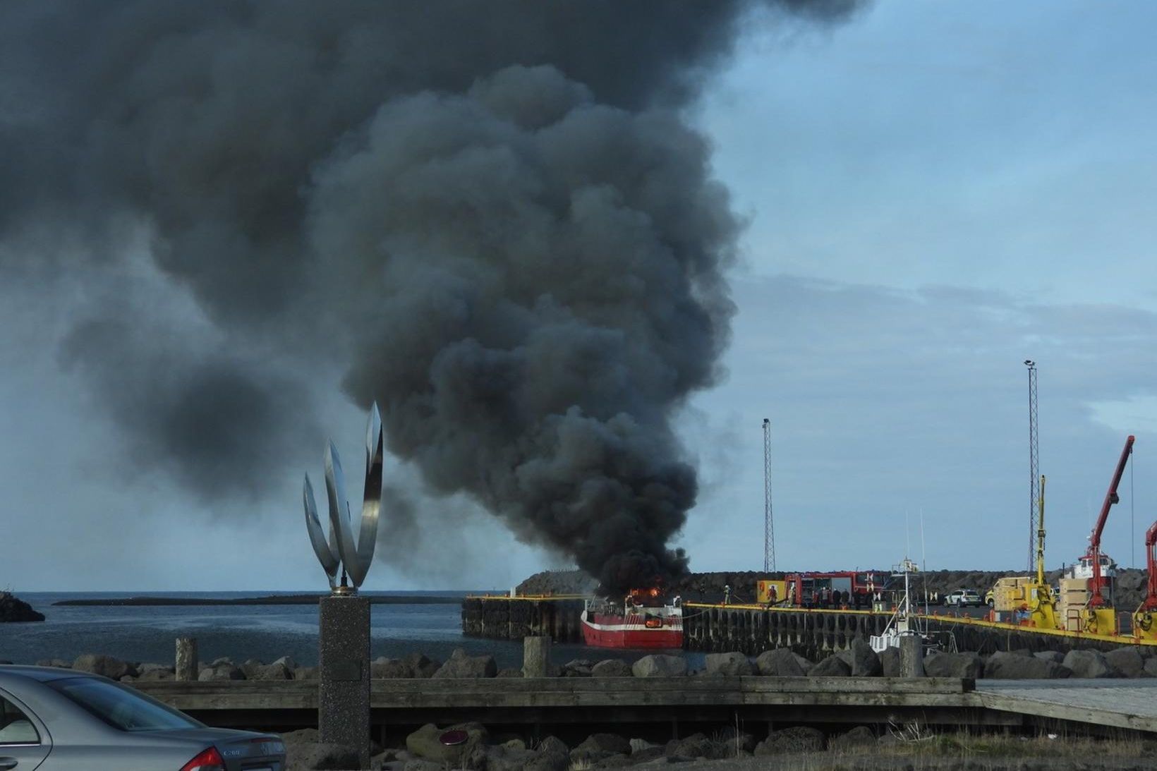 Mikill reykur steig upp frá bátnum við Sandgerðishöfn.