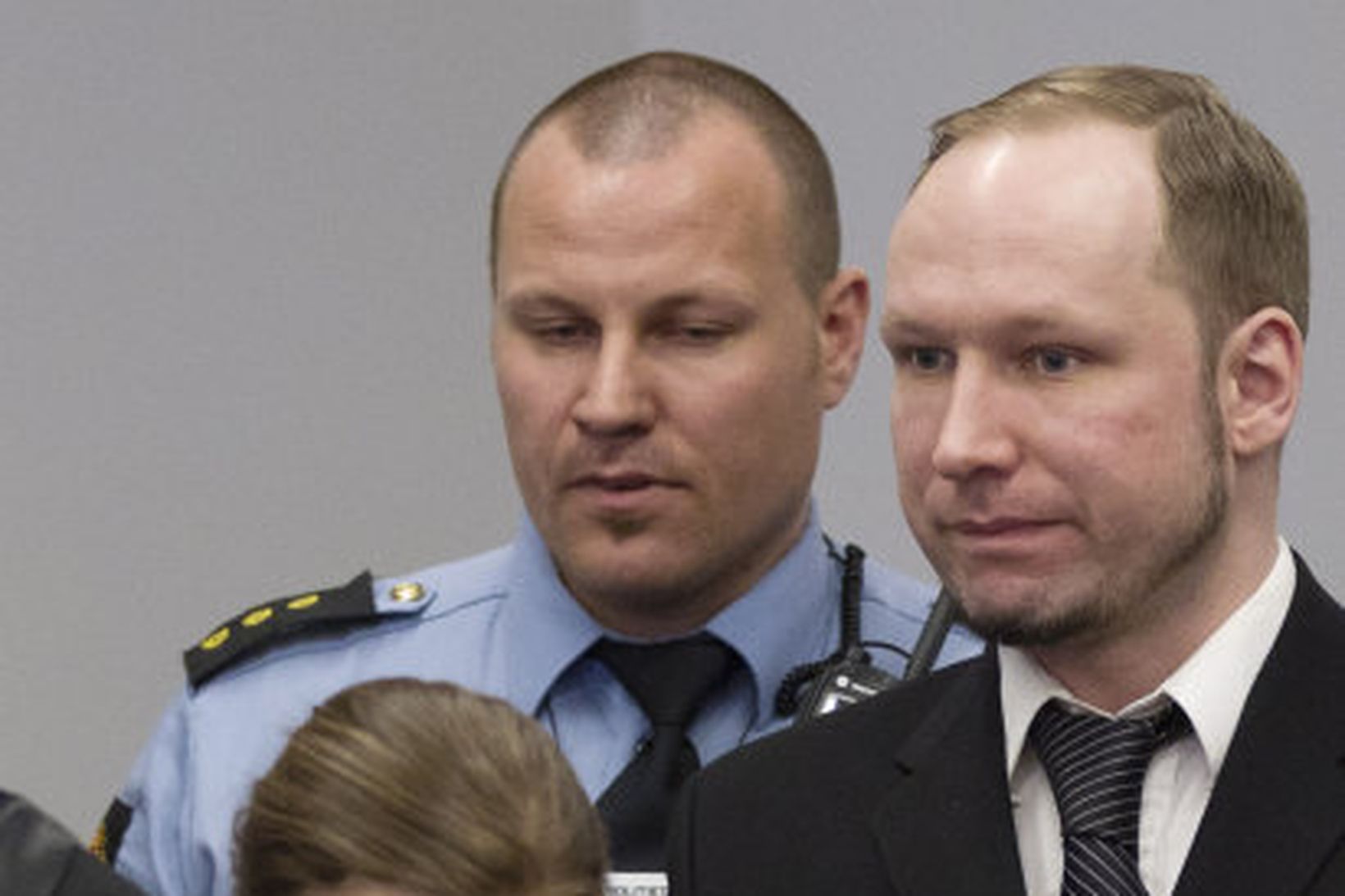 Anders Behring Breivik mætir í dómshúsið í járnum í morgun.