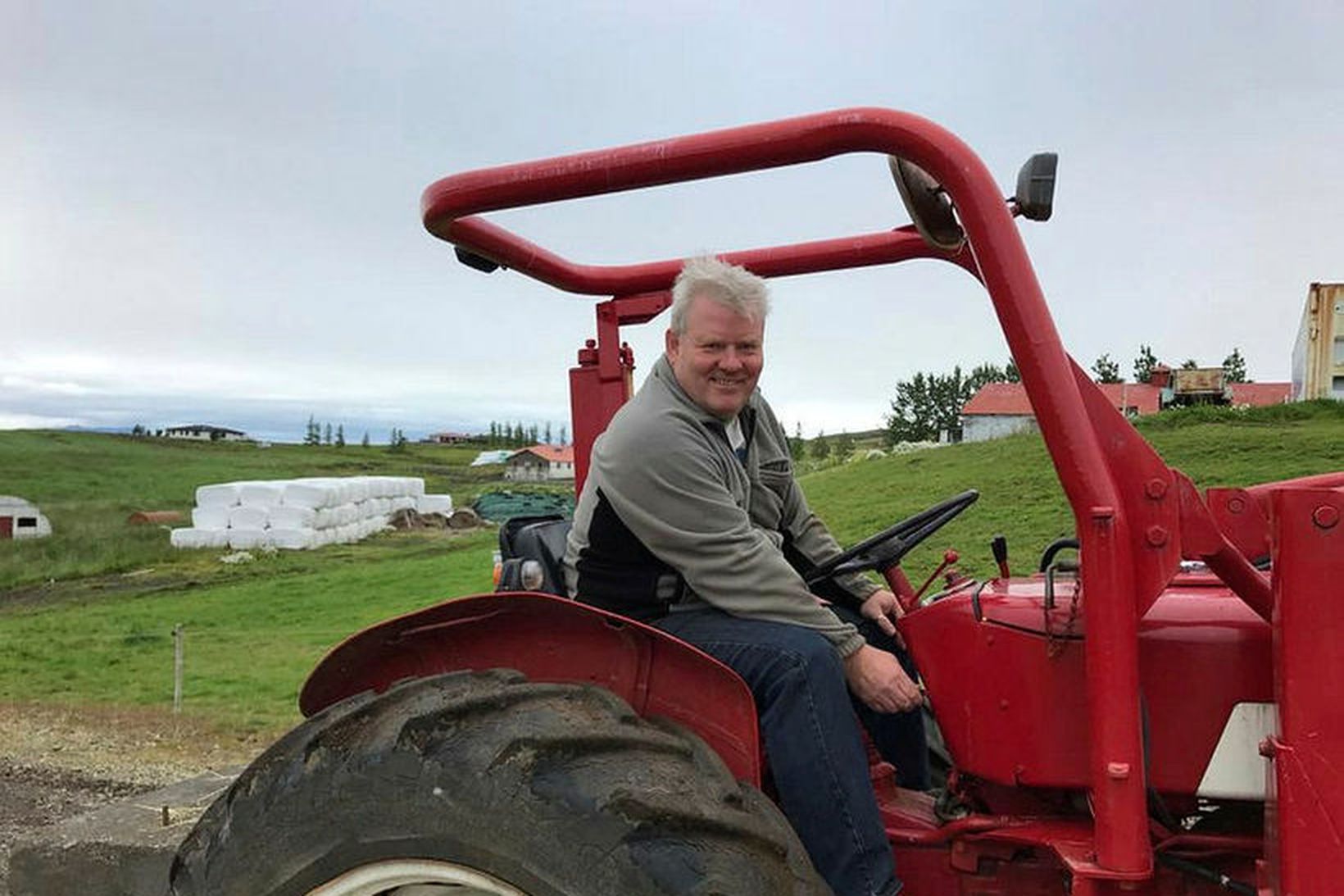 Sigurður Ingi Jóhannsson bak við stýrið á fallegum traktor. Sigurður …