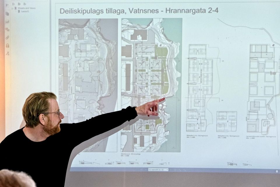 Jón Stefán Einarsson arkitekt kynnir skipulagstillögur sínar.