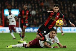 Framherji Bournemouth Evanilson, númer 9, berst um boltann við Konstantinos Mavropanos varnarmann West Ham.