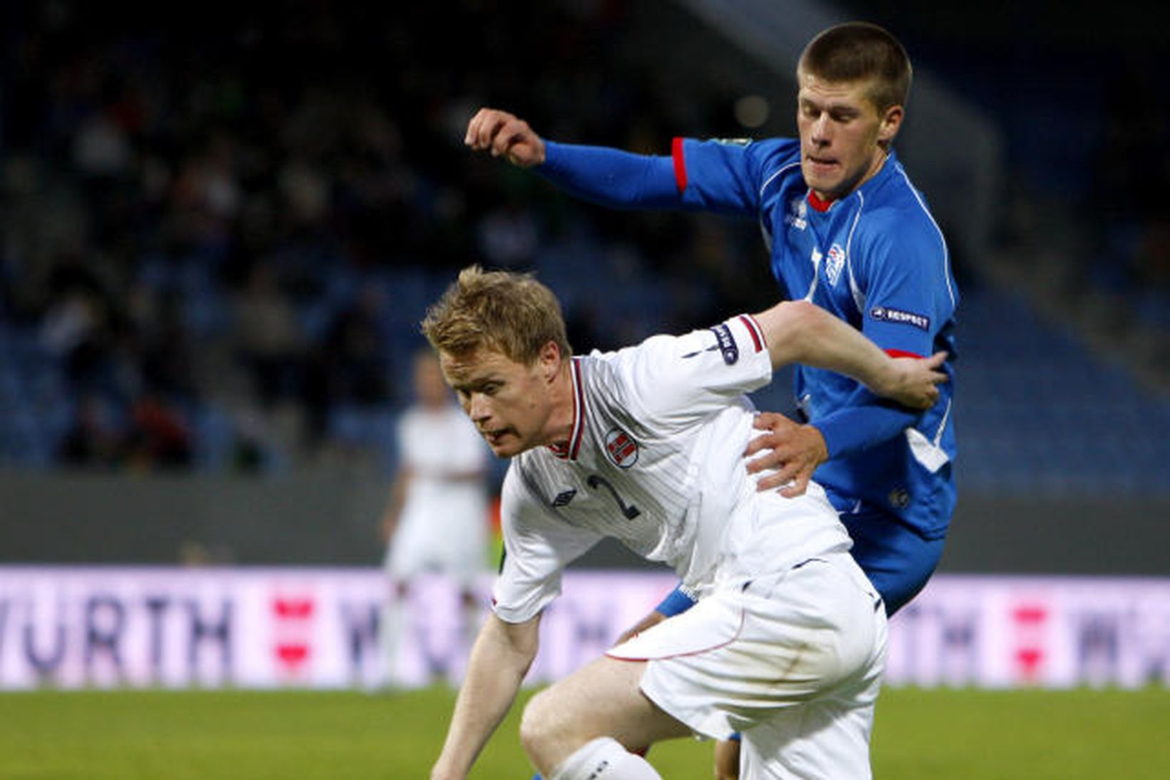 Jóhann Berg Guðmundsson í baráttu við norska bakvörðinn Tom Högli.