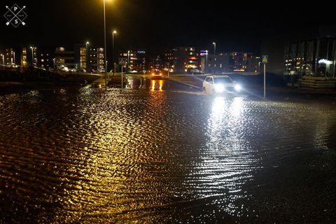 Hér má sjá vatnselg sem myndaðist í Hafnafirði í dag.