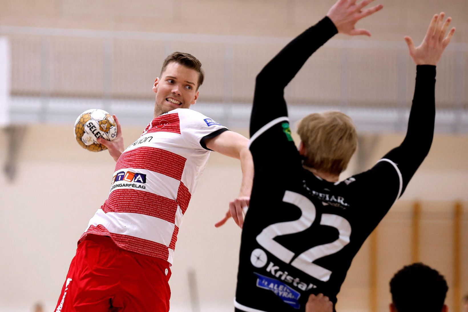 Aron Dagur Pálsson býr sig undir að skjóta í leik …